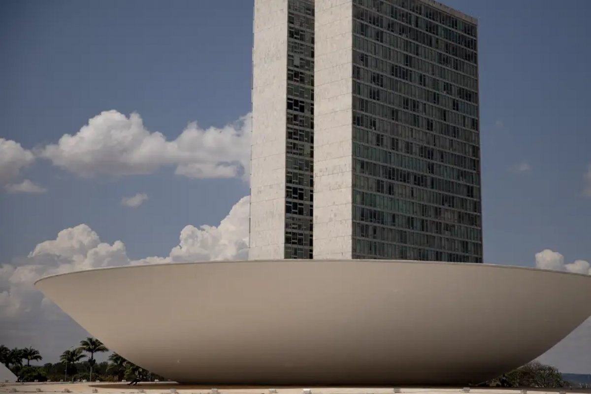 Com ausência de deputados e senadores no Congresso, por causa das eleições, 11 projetos deixaram de avançar
