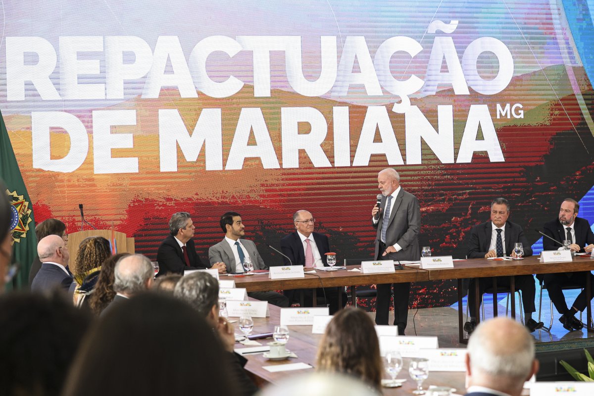 Mineradoras e governos assinam acordo de R$ 170 bi por tragédia de Mariana