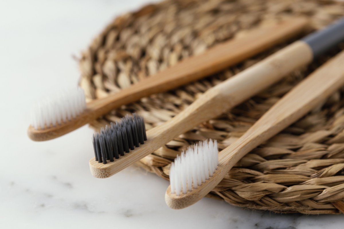 Escova de dentes pode acumular mais de 600 espécies de vírus; dentista dá dicas de como reduzir esses micro-organismos!