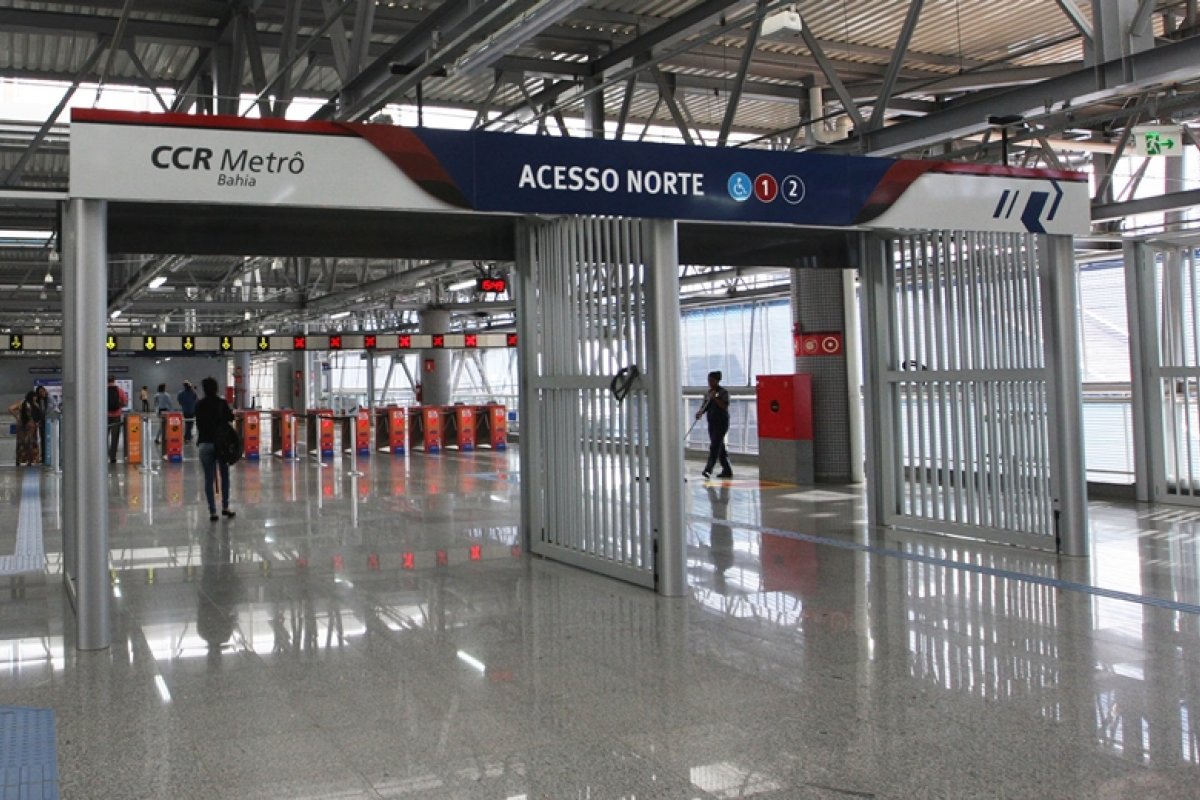 Bebê é abandonado em estação de metrô de Salvador e salvo pelo segurança local