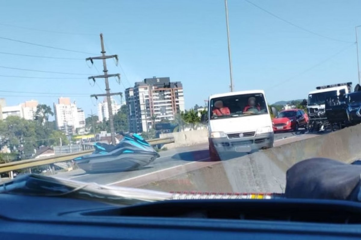 Acidente com carros e caminhão bloqueia BR e deixa jet ski na pista em SC