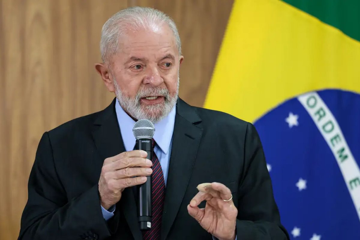Se recuperando de acidente, Lula faz campanha para aliados pelas redes sociais