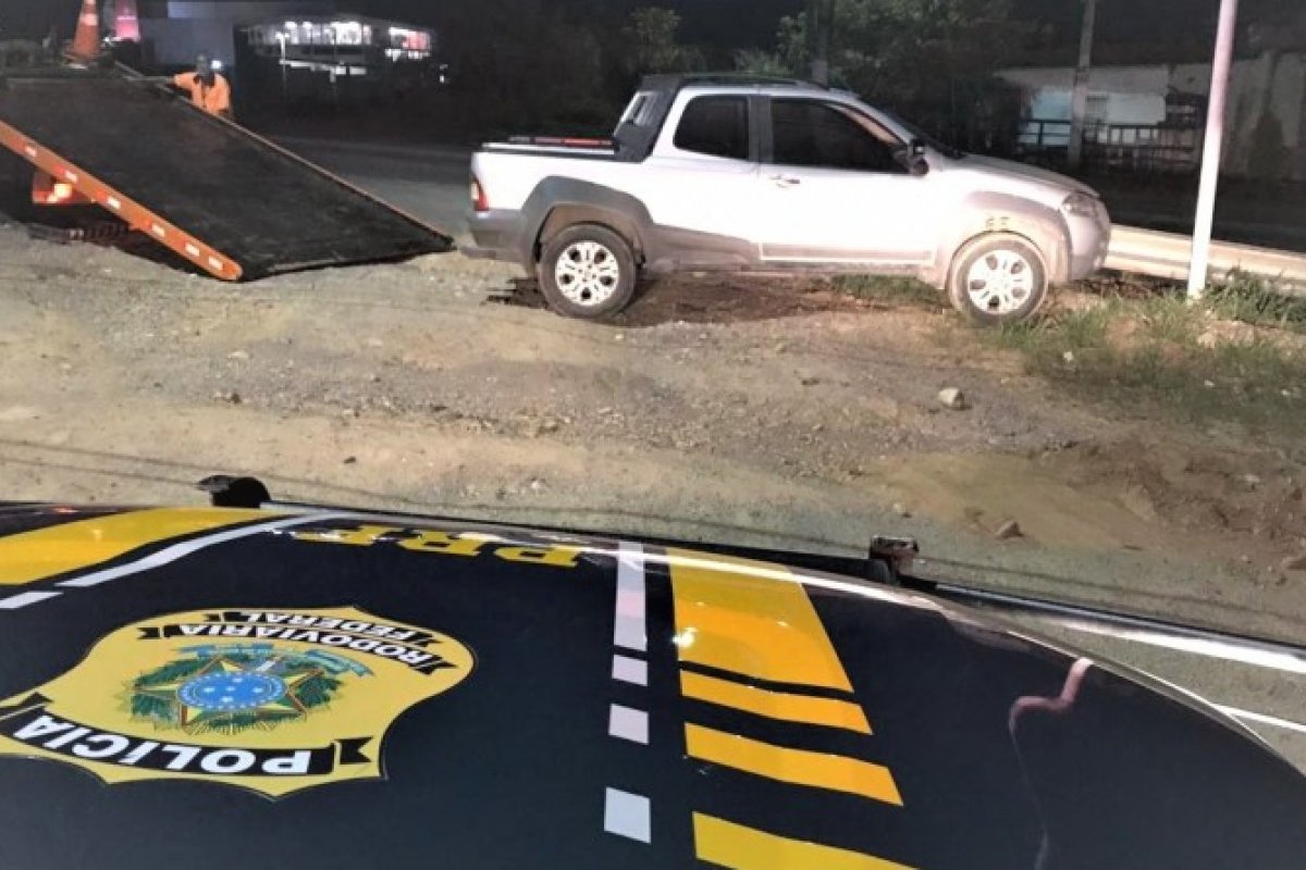 PRF recupera caminhonete roubada na BR 101