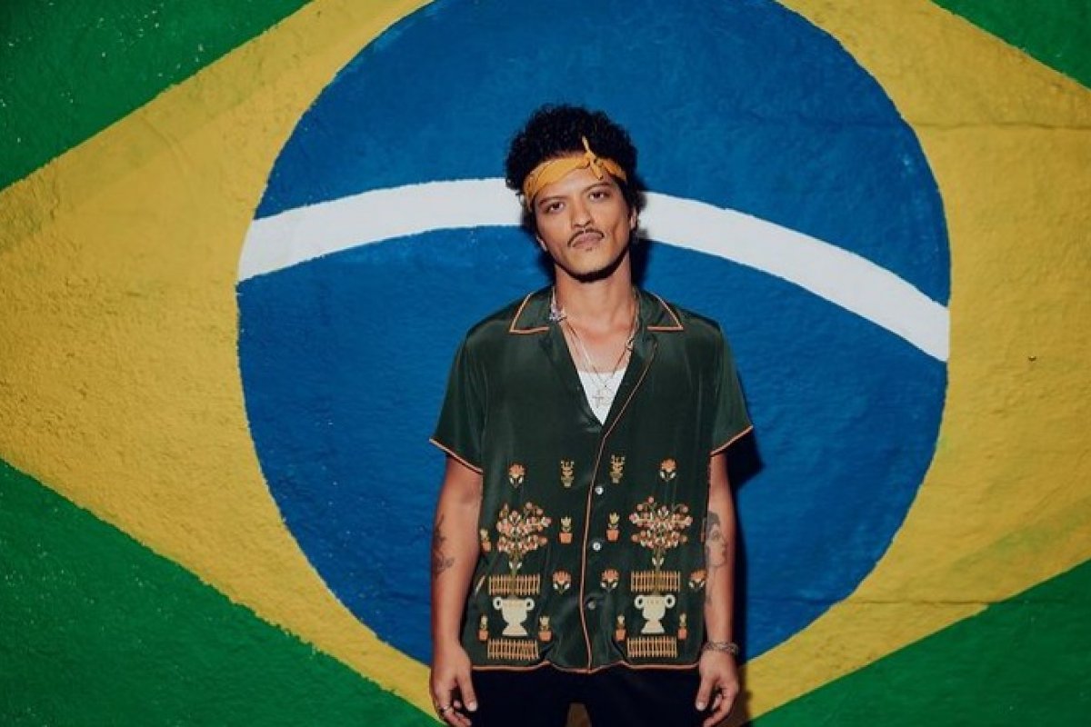 Bruno Mars volta a se apresentar em Brasília neste domingo (27)
