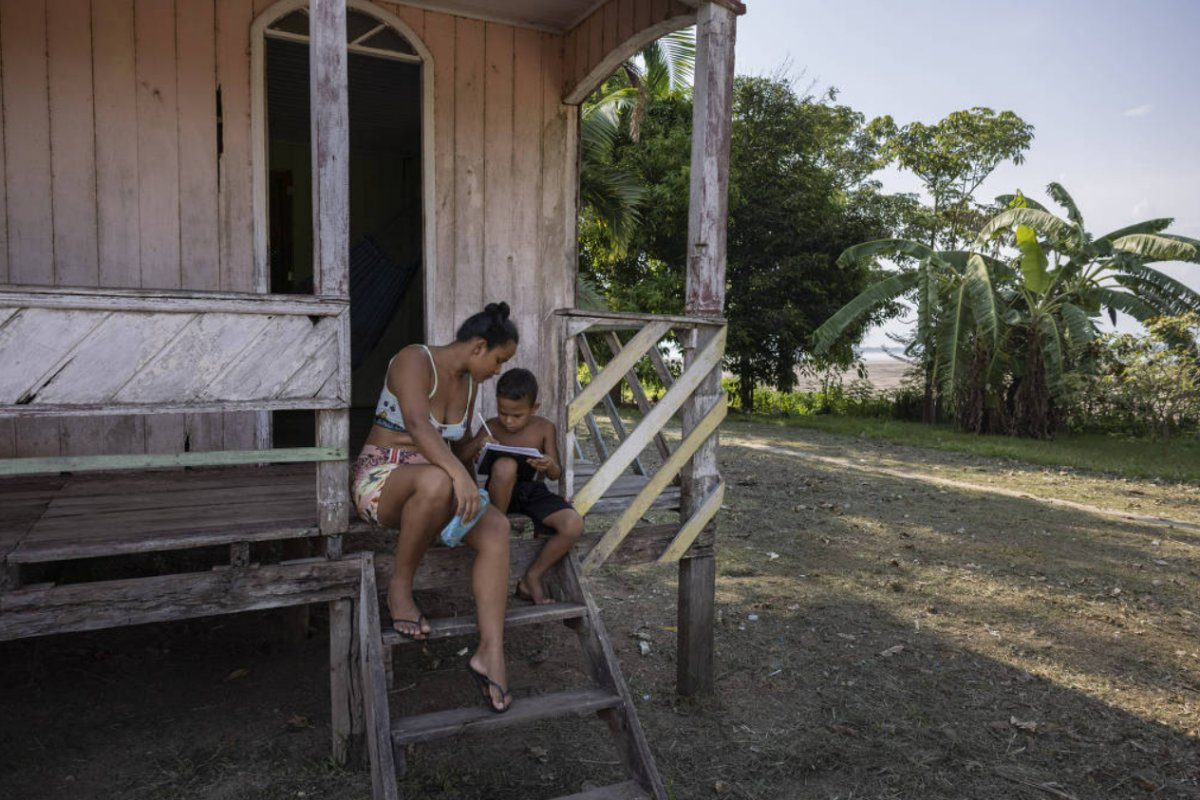 Seca histórica do rio Solimões deixa milhares sem aula no Amazonas