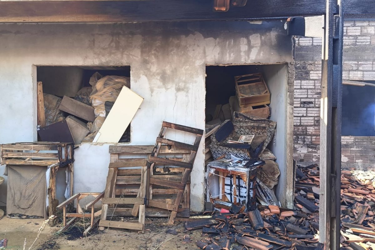 Idoso é resgatado por equipe do Corpo de Bombeiros em incêndio residencial na Bahia