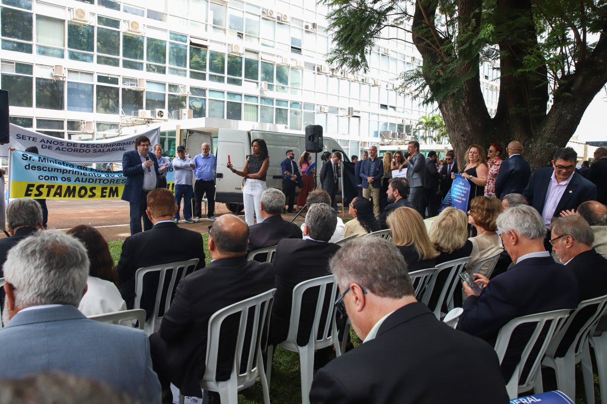 Com salário de até R$ 30 mil, auditores fiscais da Receita anunciam paralisação por reajuste