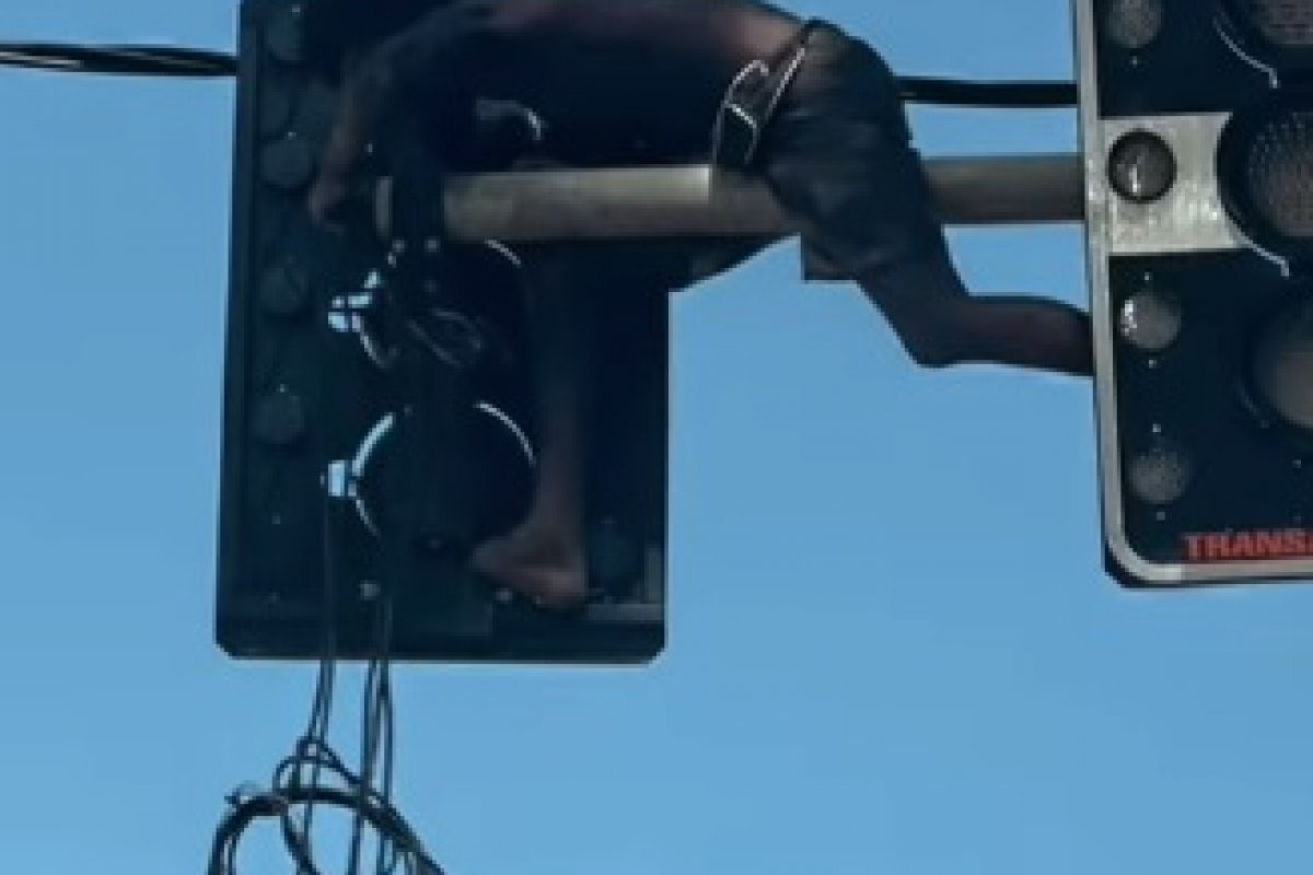 Vídeo: Homem é flagrado roubando cabos em sinaleira de Salvador