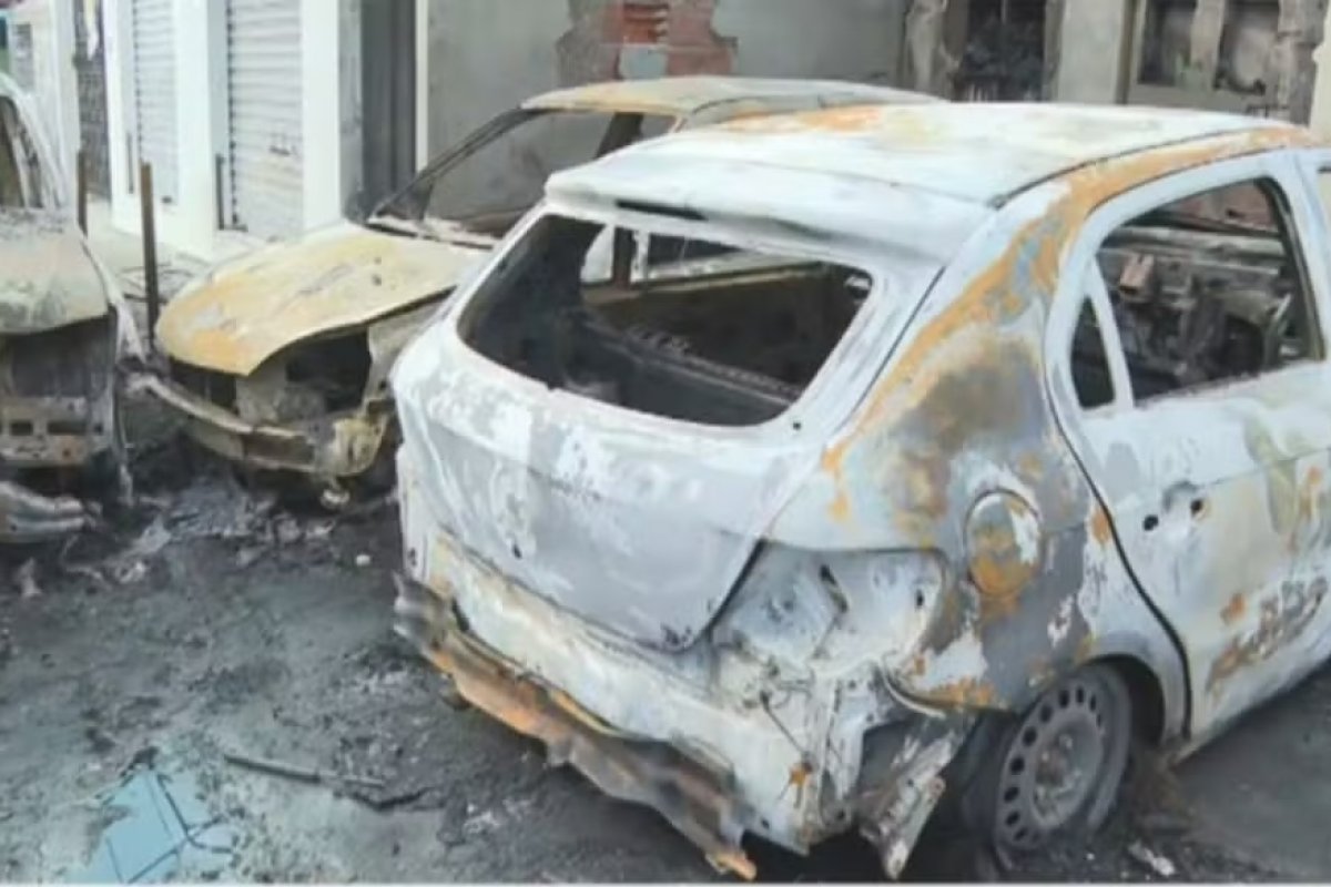 Incêndio em oficina destrói quatro veículos no bairro do Cabula, em Salvador