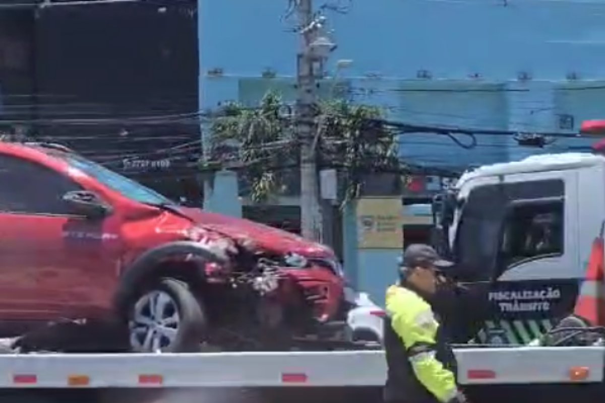 Vídeo: motorista fica ferido após perder controle de carro e bater em um poste na Av. ACM