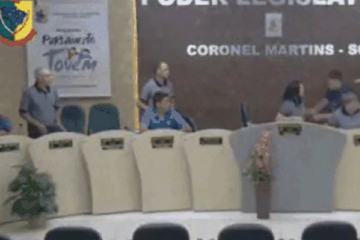 Vídeo: Confusão entre vereadores acaba com correria durante sessão legislativa em SC