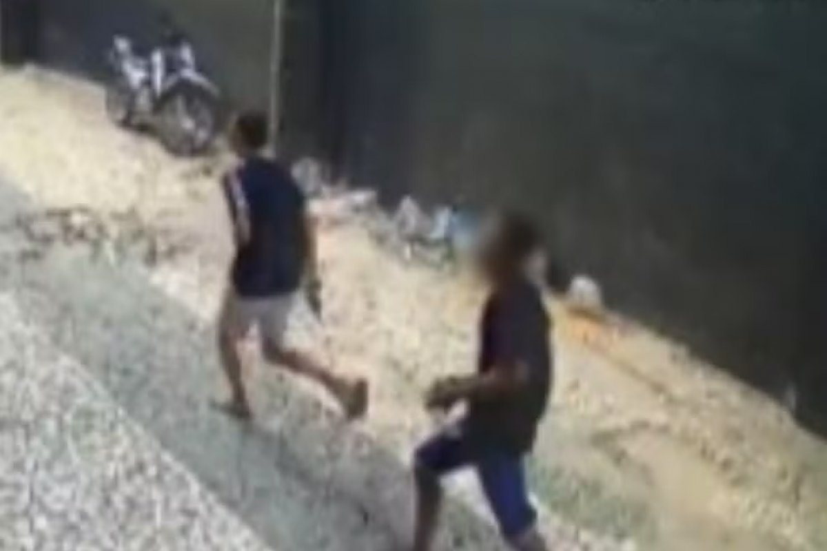 Dupla mata homem e deixa outras duas pessoas feridas em tiroteio no centro de Feira de Santana, na Bahia