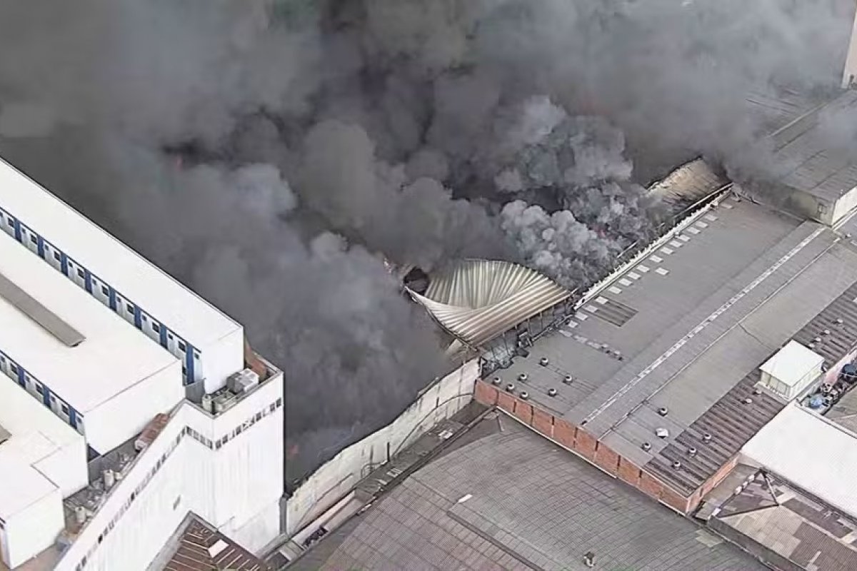 Incêndio atinge o Shopping 25 Brás, no centro de SP; é o segundo nesta semana