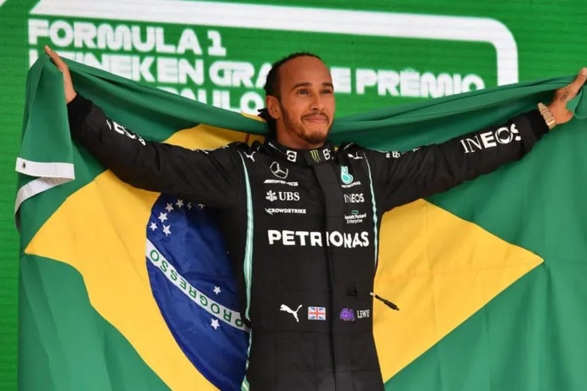 Lewis Hamilton é escolhido para pilotar McLaren de Ayrton Senna em homenagem ao ídolo brasileiro no GP de São Paulo