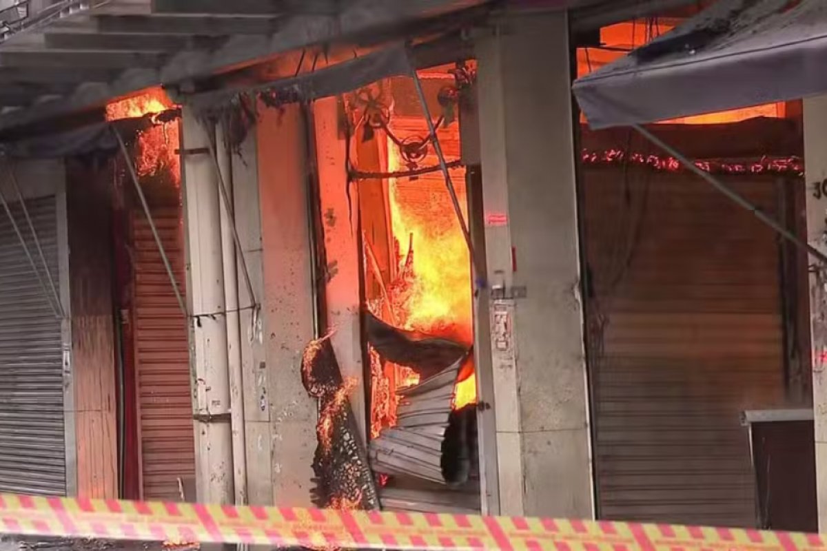 Fogo no Shopping 25 Brás, no centro de SP, é controlado