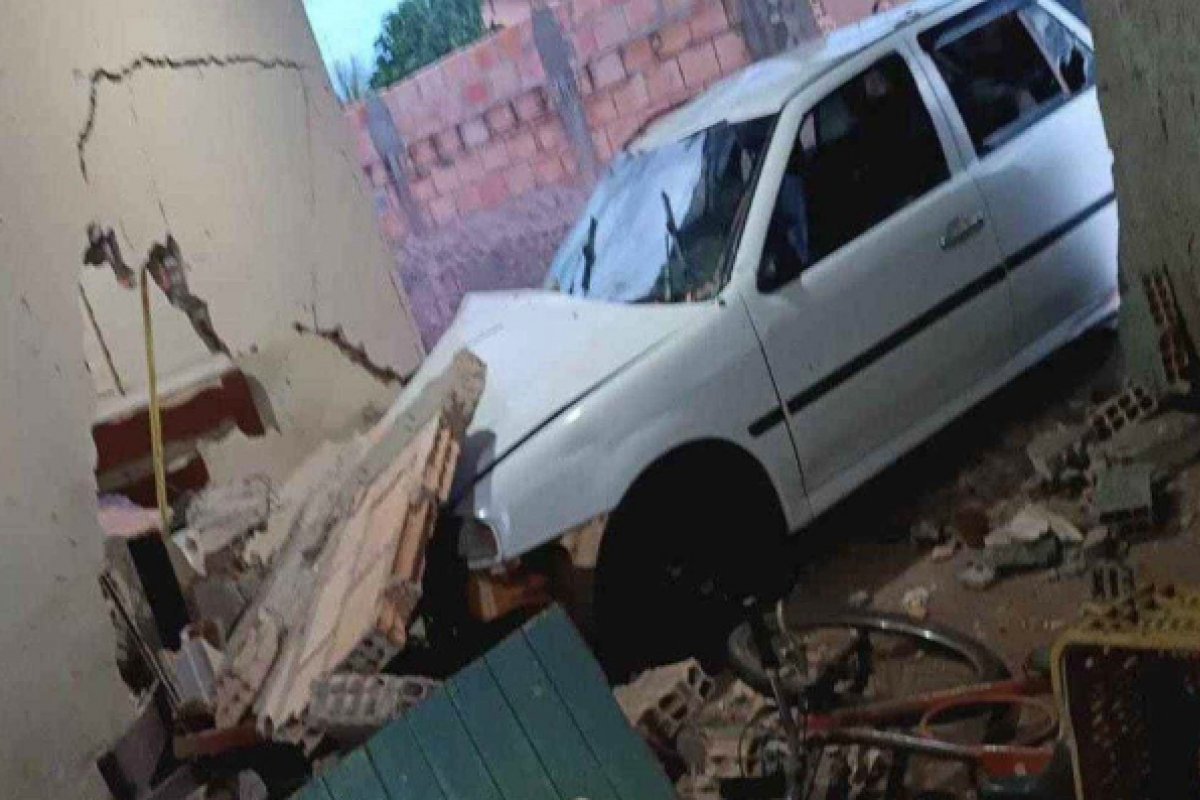 Vídeo: Motorista embriagada e inabilitada invade residência, destrói parede de quarto e fere mulher
