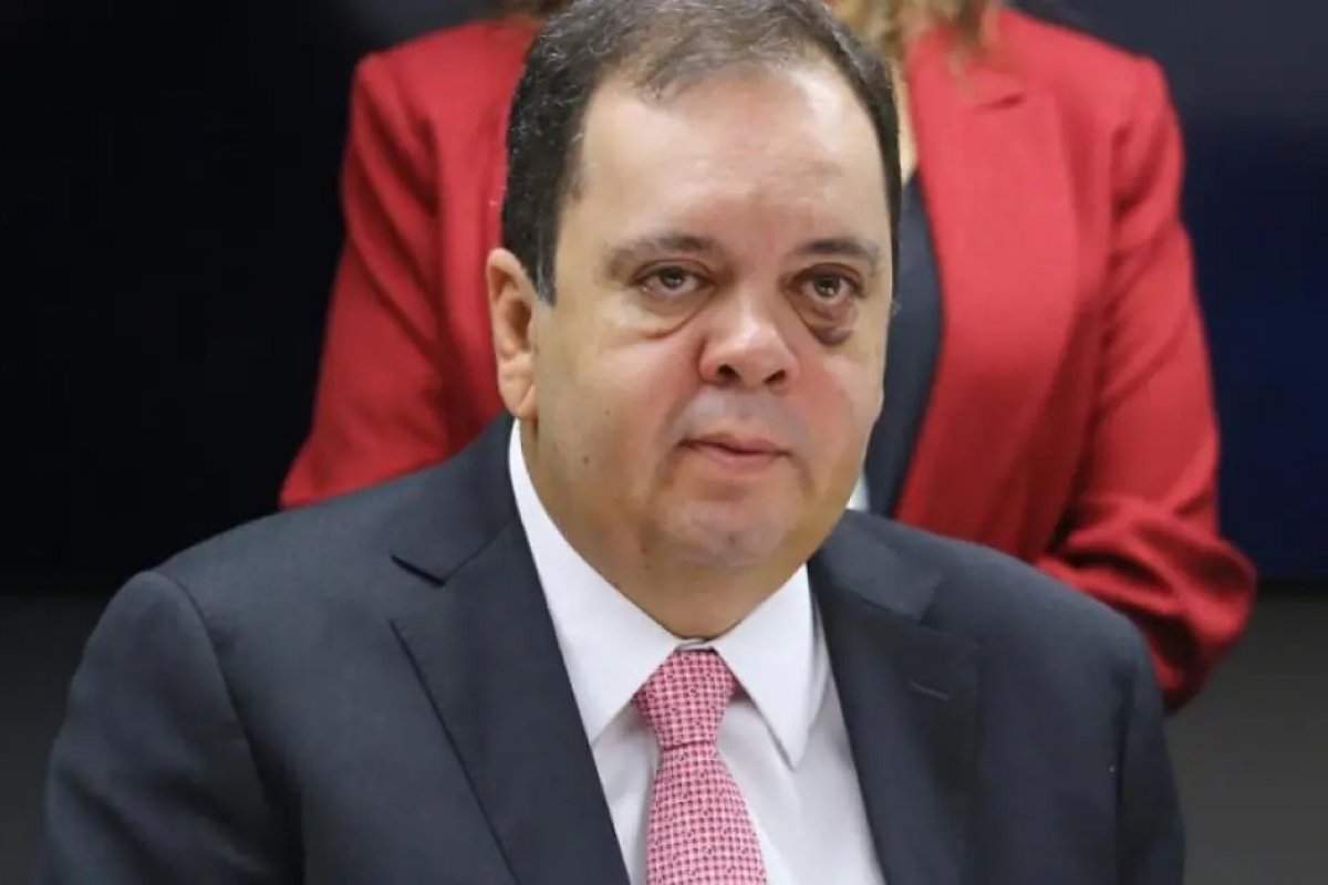 Elmar é escanteado pelo União Brasil, que deve oficializar apoio a Hugo Motta na disputa pela presidência da Câmara