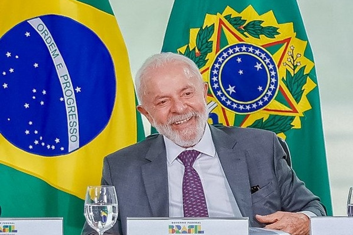 Lula volta a hospital para exames 12 dias após acidente no banheiro do Alvorada