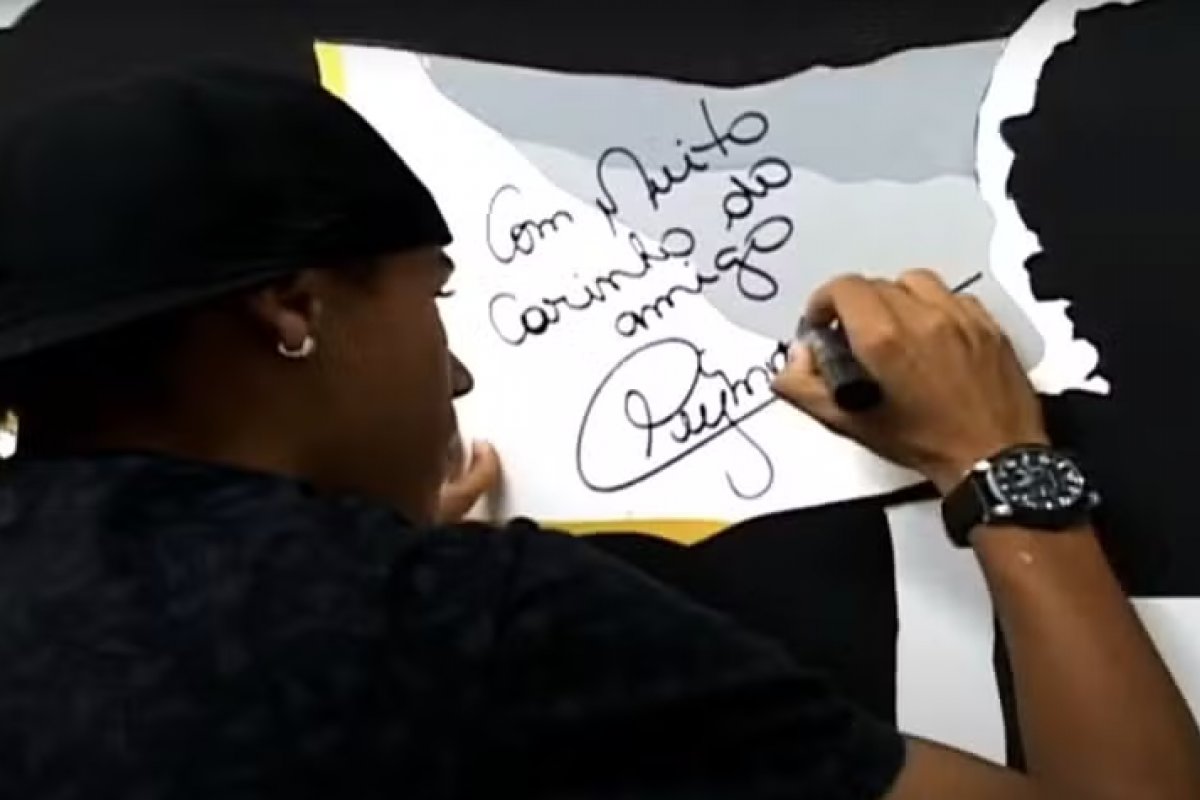 Santos pinta mural com autógrafos de Pelé, Neymar e Coutinho; diretoria alega manutenção