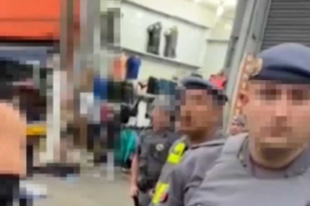 Vídeo: policiais militares são flagrados ao xingar vendedor africano com ofensas racistas e homofóbicas em SP