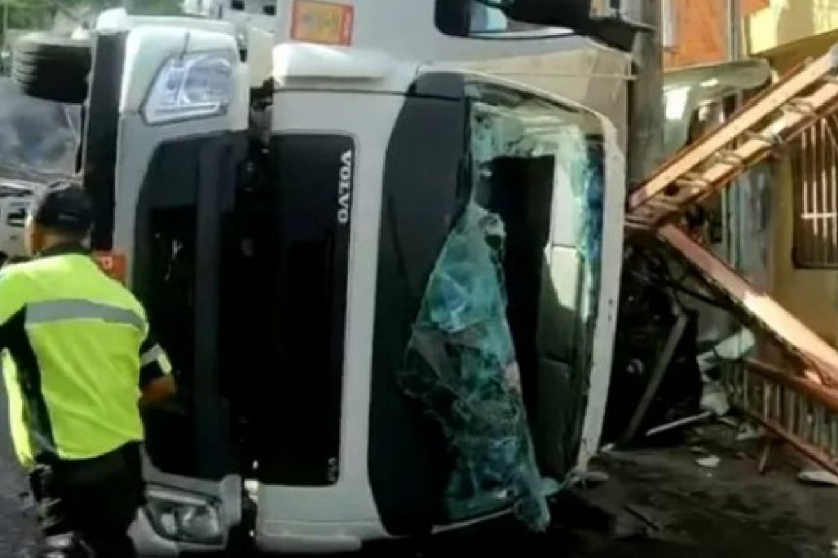 Caminhão tomba, esmaga carro e é saqueado na capital baiana