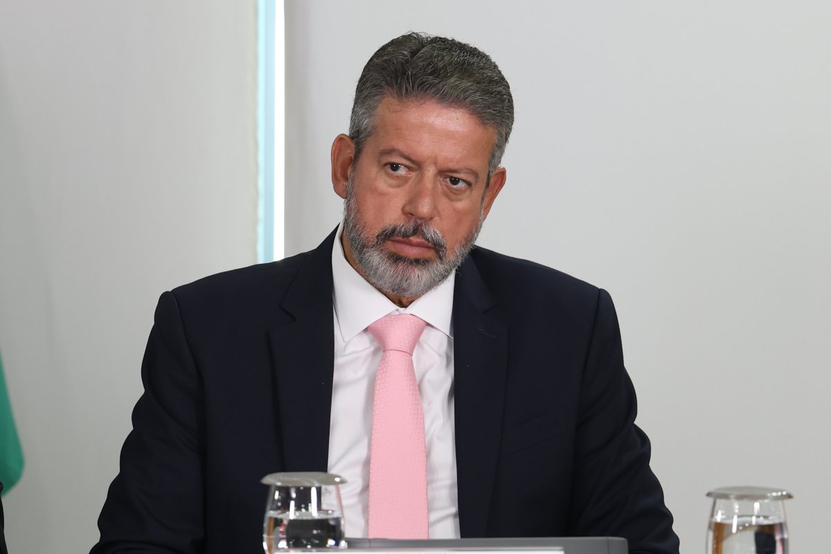 Todo mundo vai ter que ceder nos cortes de gastos, diz Lira