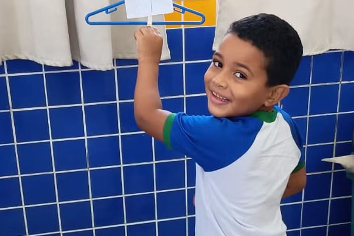 Criança de cinco anos morre após ser baleada ao sair de mercado com a mãe no RJ