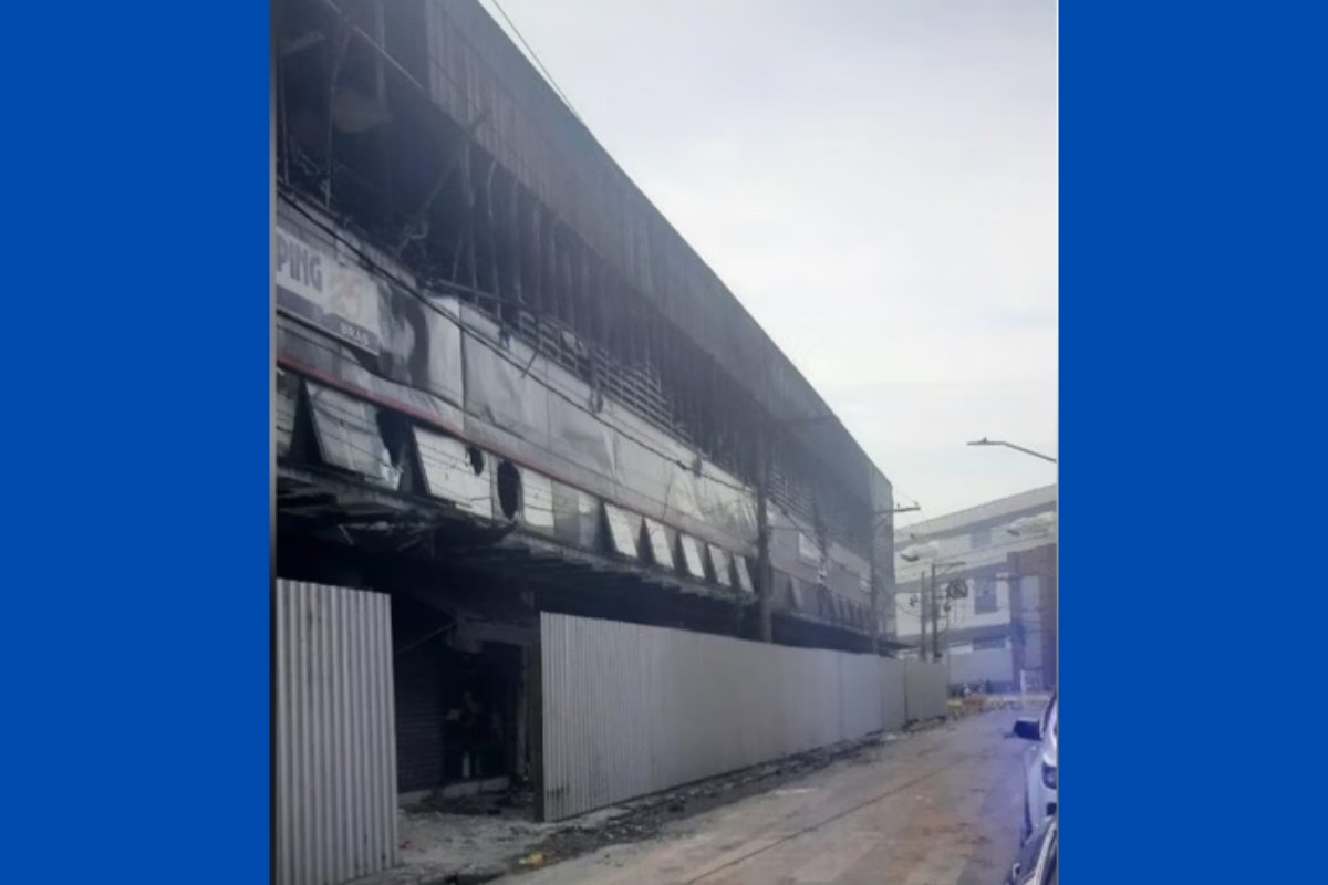 Bombeiros encerram combate a incêndio em shopping no Brás, após 3 dias