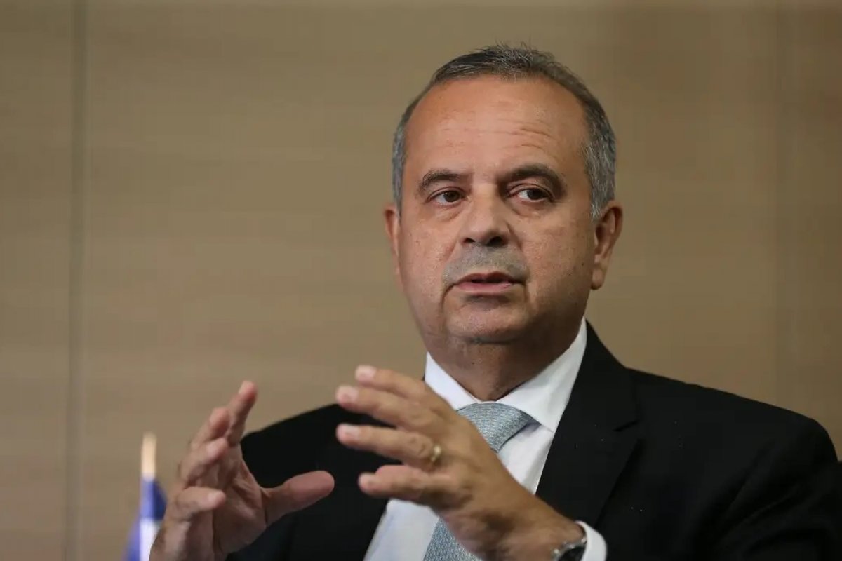 Após Dino vetar trechos de livros, líder da oposição reclama: ‘militância woke’