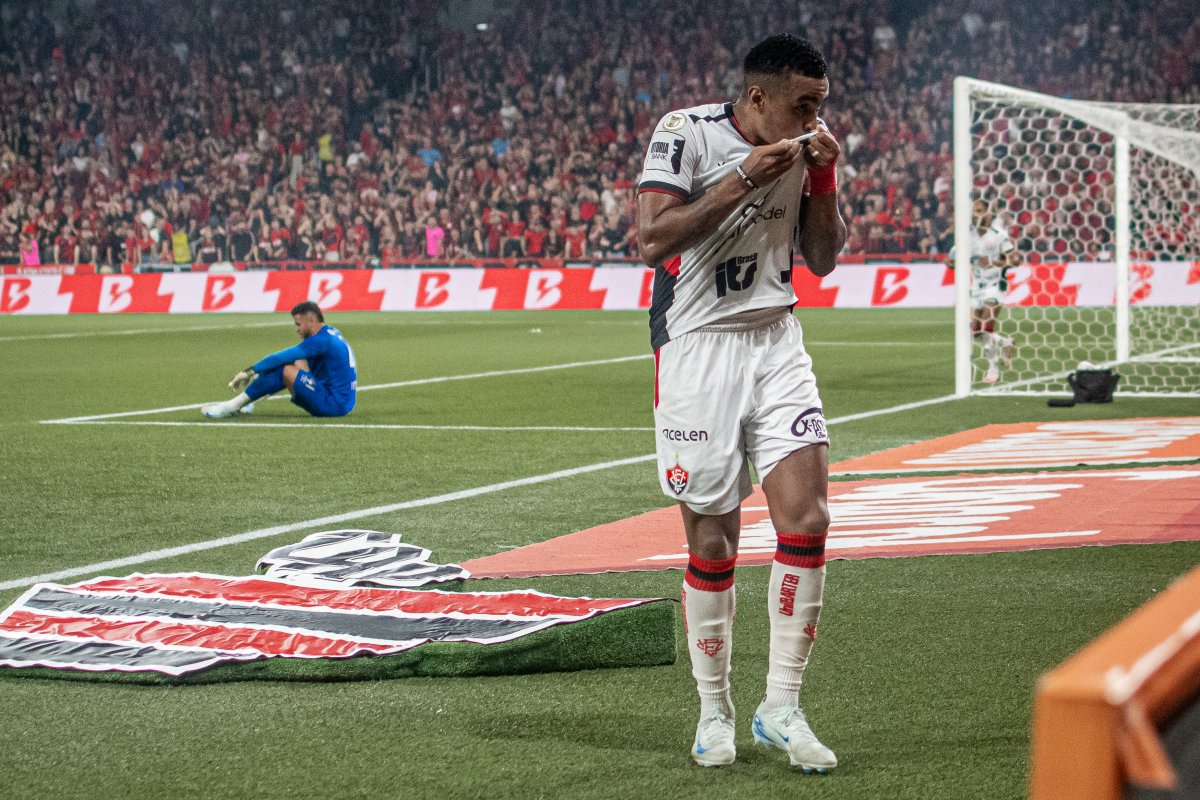 Vitória vira diante do Athletico e se afasta da zona de rebaixamento