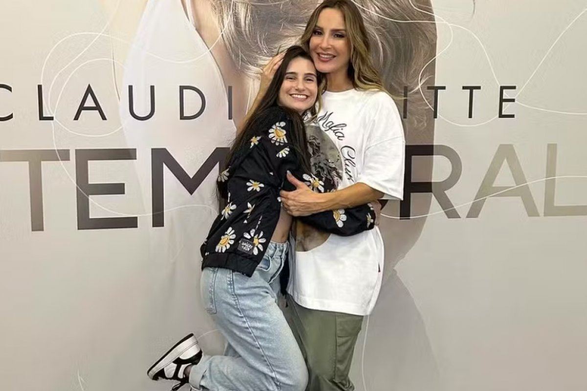 Claudia Leitte lamenta morte de bailarina de 21 anos