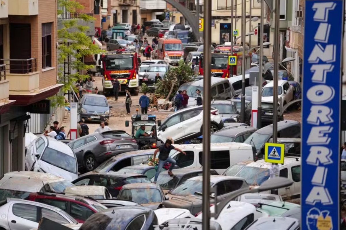 Mulher é resgatada com vida na Espanha após passar três dias presa no carro