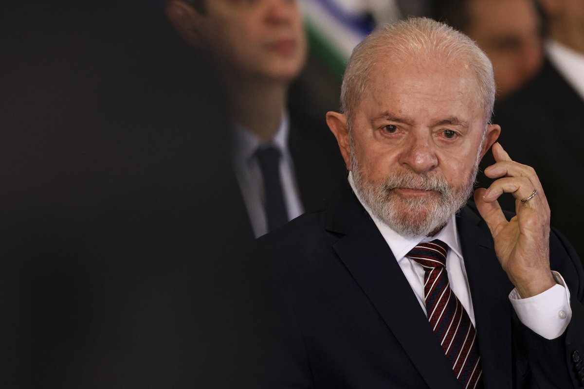 Lula passa por novos exames e tem quadro estável, segundo boletim médico