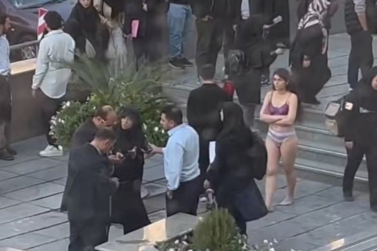 Jovem iraniana é detida após protestar usando apenas roupas íntimas em universidade de Teerã