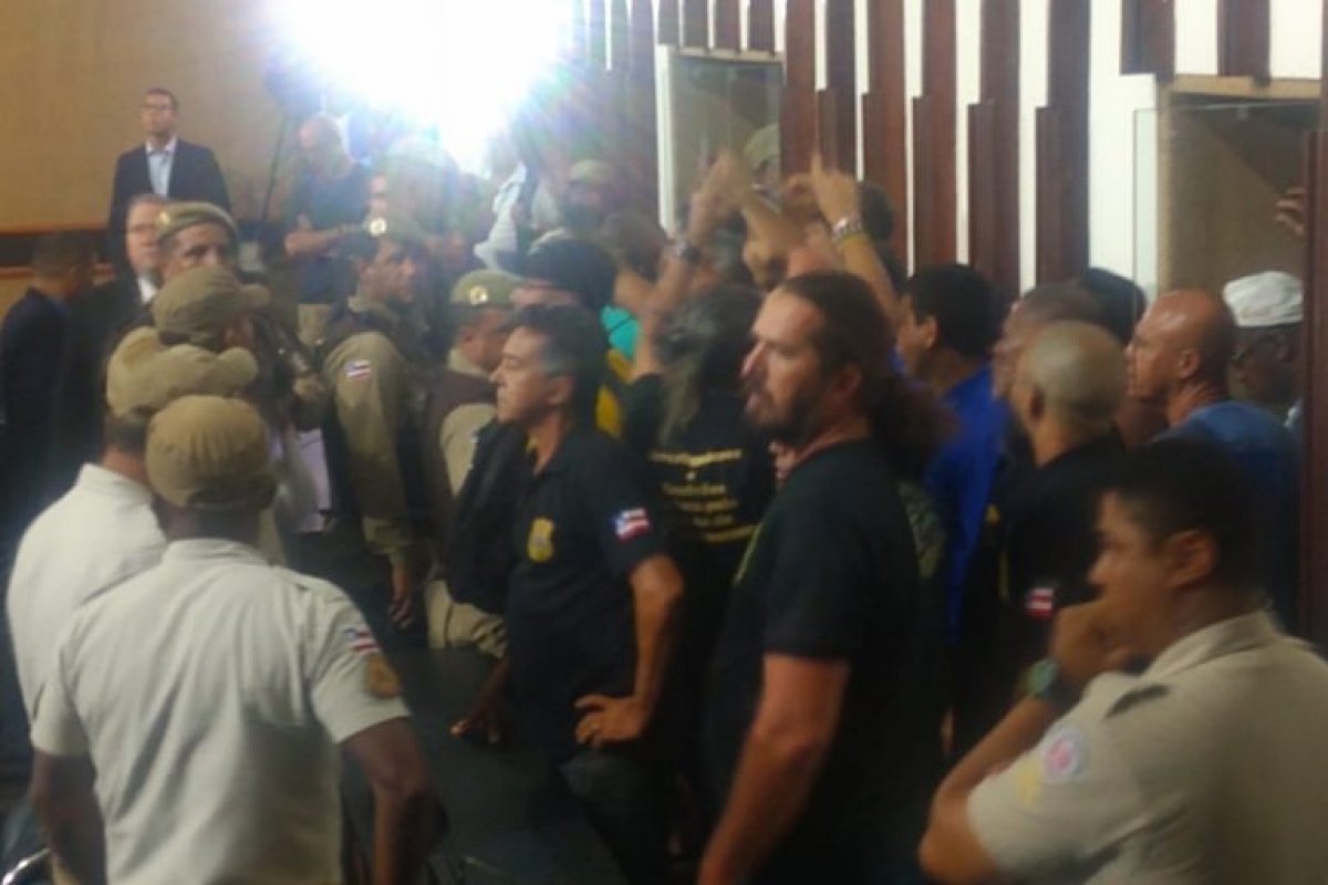 Servidores do Estado invadem o plenário da Alba durante votação da PEC da Previdência