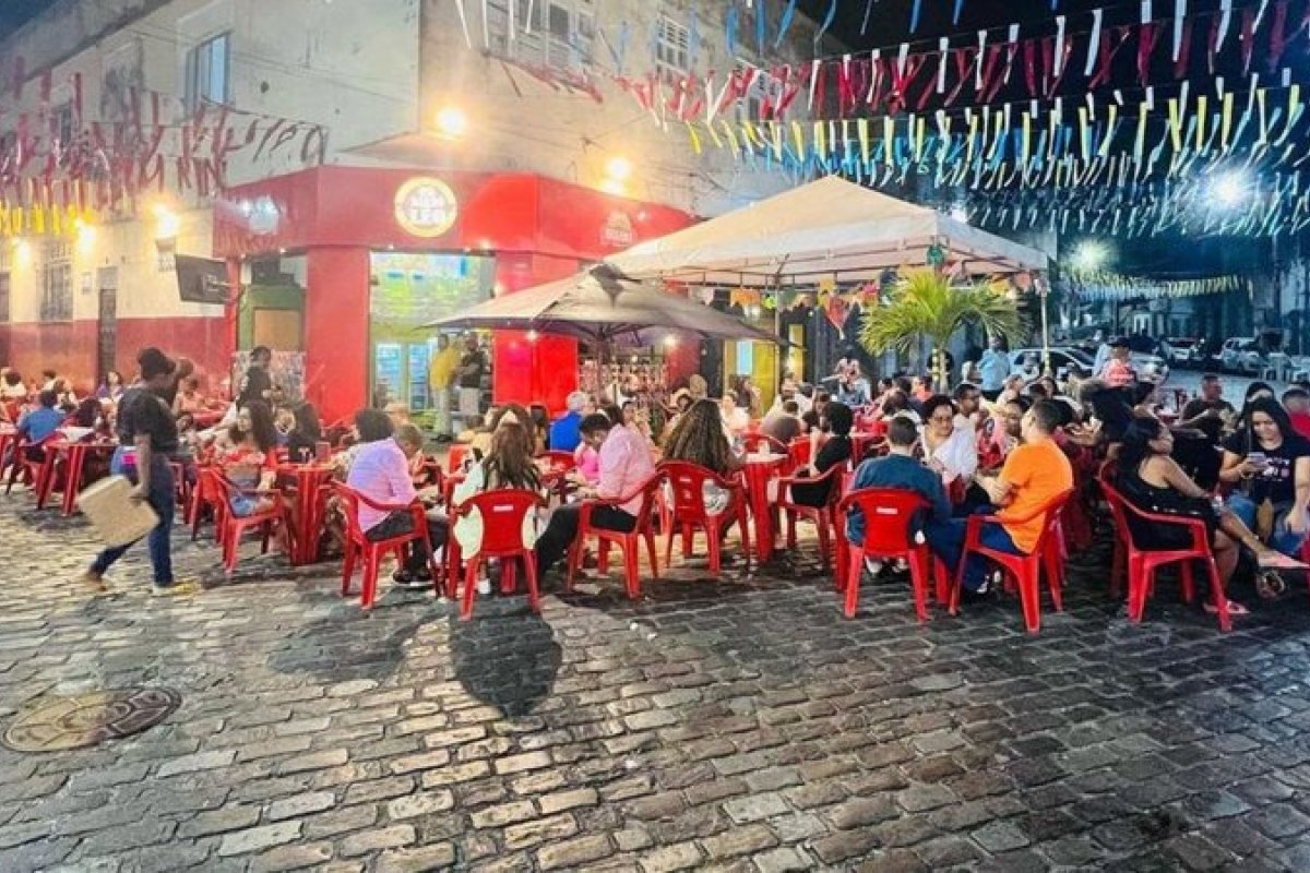 MP-BA recomenda a fiscalização de mesas e cadeiras colocadas na rua por bares em Salvador; confira a lista