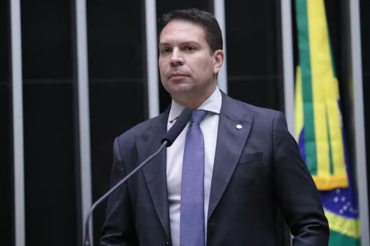 Alexandre Ramagem presta depoimento à PF na reta final do inquérito das ações do 8 de janeiro