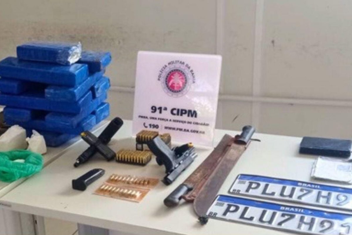 Homem com mandado em aberto é preso na Bahia; suspeito levava armas e drogas em veículo