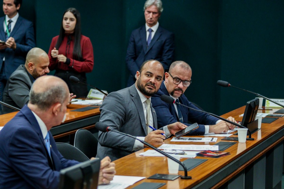 Vídeo: Capitão Alden defende uso de algemas em menores infratores em comissão da Câmara