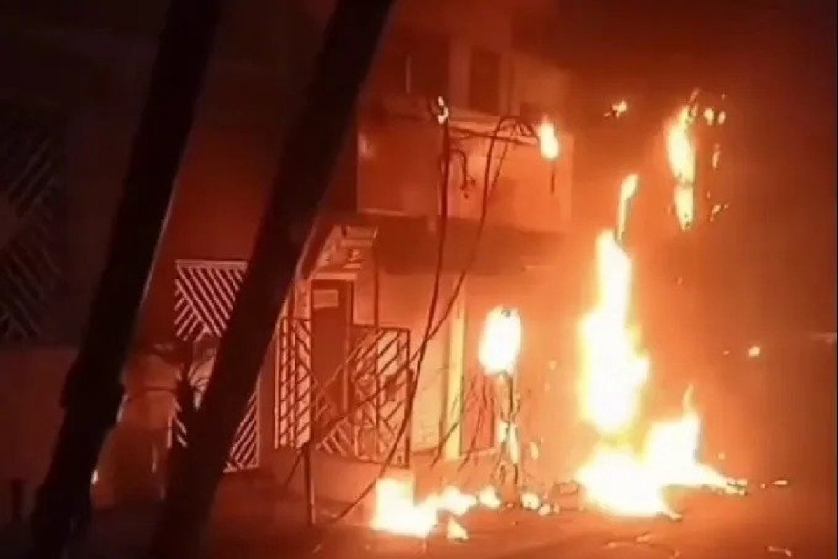 Ônibus deixam de circular e fornecimento de energia é interrompido após fios em poste pegarem fogo no bairro de Sussuarana, em Salvador