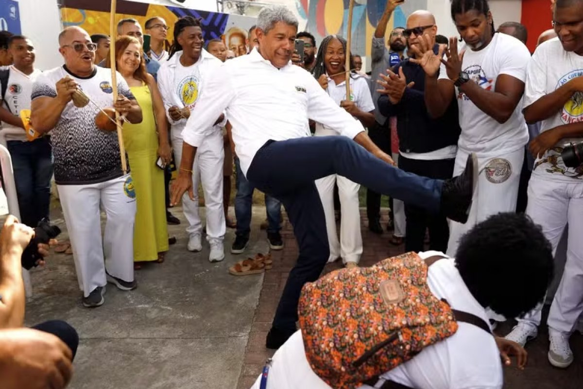 Jerônimo Rodrigues regulamenta Lei Moa do Katendê, que defende a capoeira na Bahia