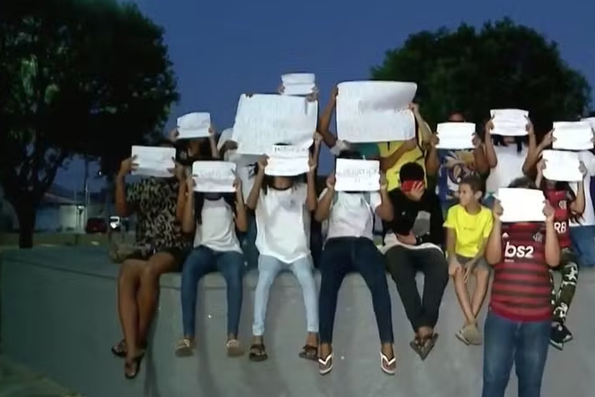 Pais e estudantes fazem manifestação em apoio a diretor afastado por dar 'palmadas' em aluno