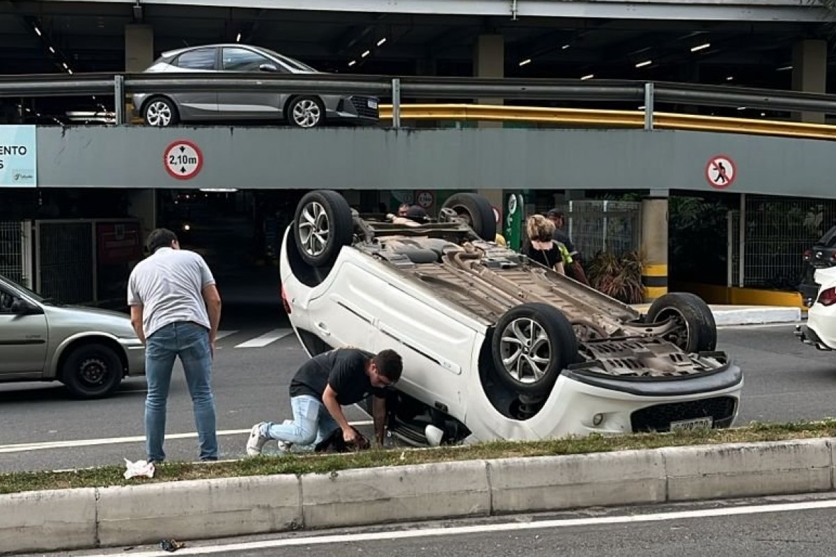 Vídeo: Carro capota ao lado do Salvador Shopping na tarde desta quarta-feira (6)
