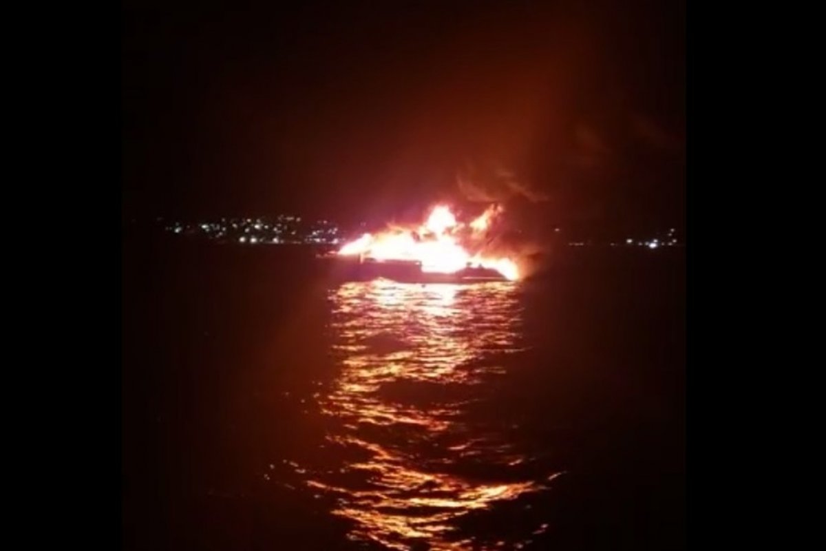 Lancha pega fogo na Baía de Todos-os-Santos, no trecho da Ilha de Itaparica