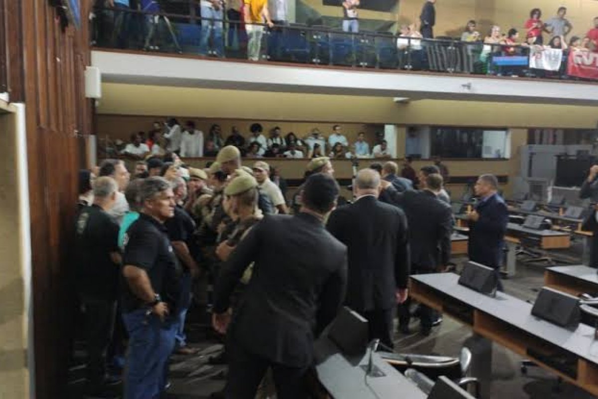 Reforma da Previdência estadual é aprovada na Alba após tumulto