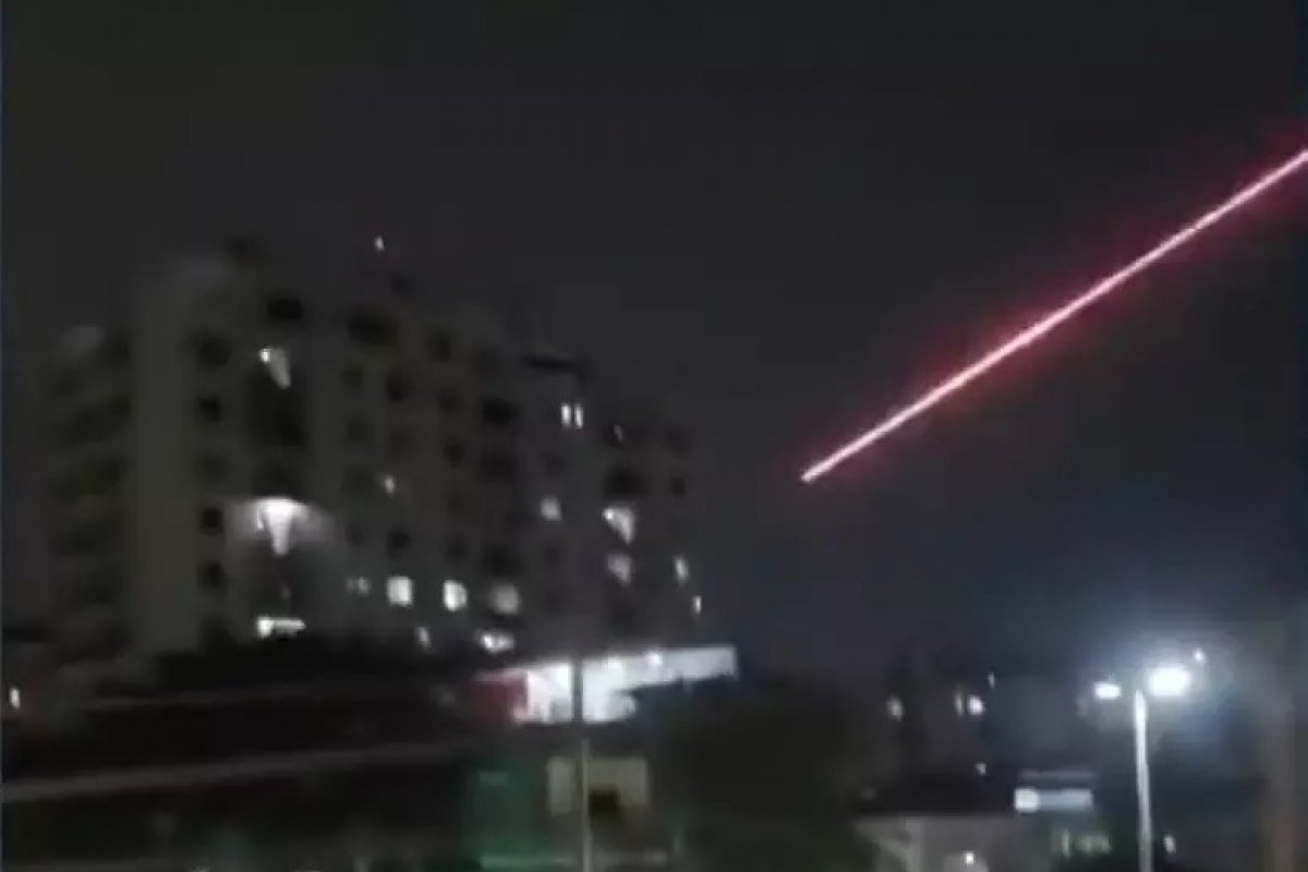 Vídeo: Bandidos usam balas traçantes em tiroteio contra PMs em Vila Kosmos; confronto deixa 3 suspeitos mortos