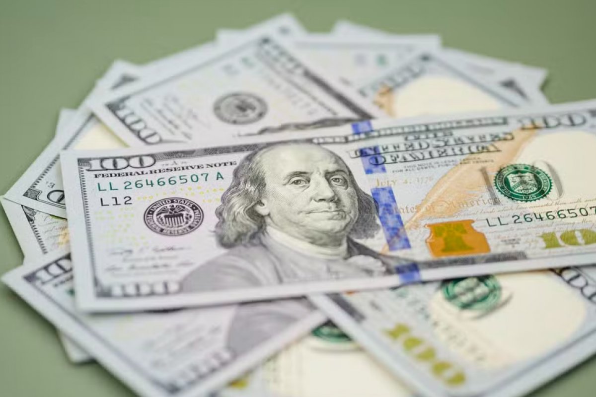Avanço da inflação e cenário fiscal fazem dólar operar em forte alta nesta sexta (8)
