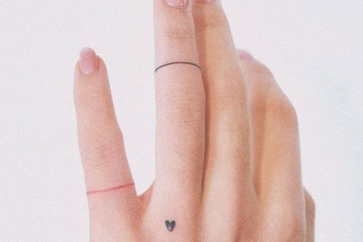 Tatuagens ornamentais imitam colares, pulseiras e anéis