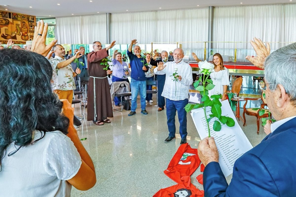 Saída da prisão de Lula completa 5 anos; presidente faz cerimônia religiosa