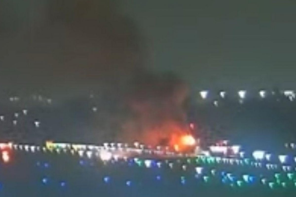 Avião Cargueiro pega fogo e faz pouso de emergência em São Paulo